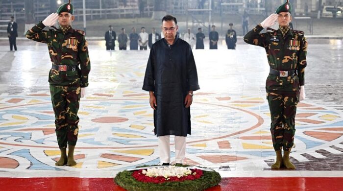 শহীদ মিনারে প্রধানমন্ত্রীর শ্রদ্ধা, একুশে আবেগ