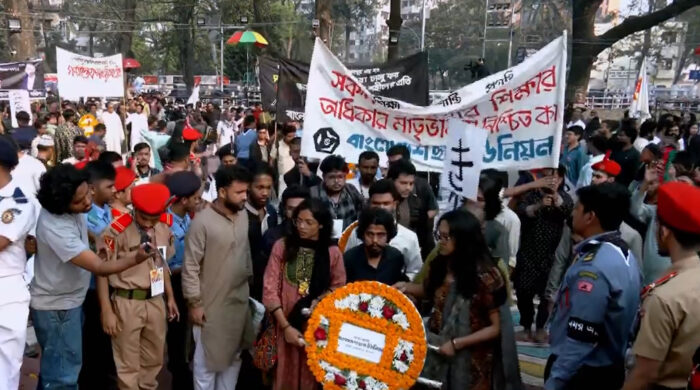 শহীদ মিনারে একুশে ফেব্রুয়ারি: মাতৃভাষার প্রতি সর্বস্তরের মানুষের বিনম্র শ্রদ্ধা