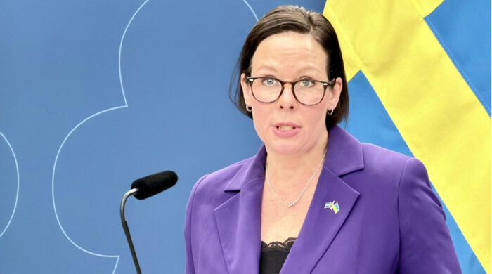 সুইডিশ নাগরিকদের ইরান অবিলম্বে ত্যাগের নির্দেশ