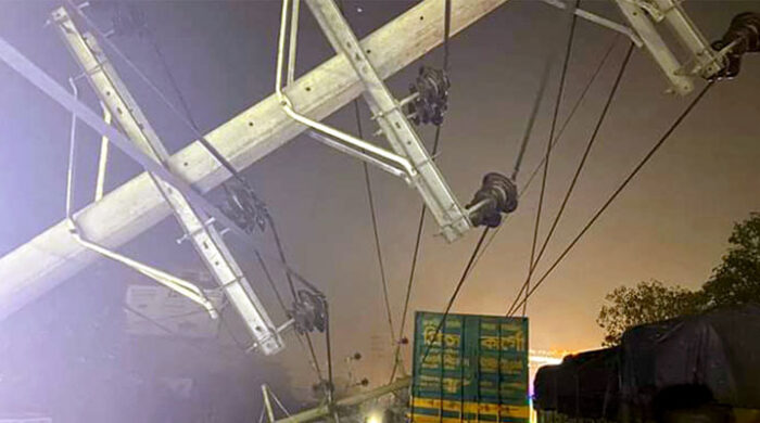 পার্বতীপুরে ট্রাকের ধাক্কায় ভেঙেছে ৩৩ কেভি লাইন