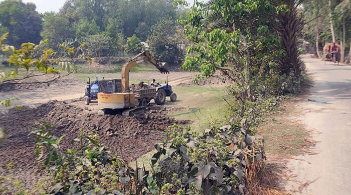 বগুড়ায় যুবদল নেতার অবৈধ মাটি কারবারে সড়ক ঝুঁকিতে