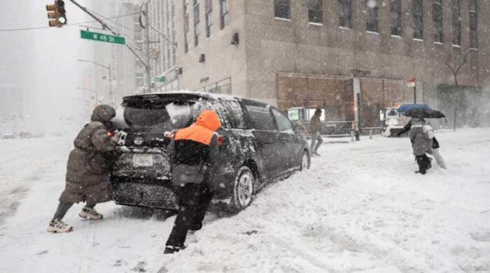 তীব্র তুষারঝড়ে বিপর্যস্ত যুক্তরাষ্ট্র, প্রাণহানি ছাড়াল ১০০