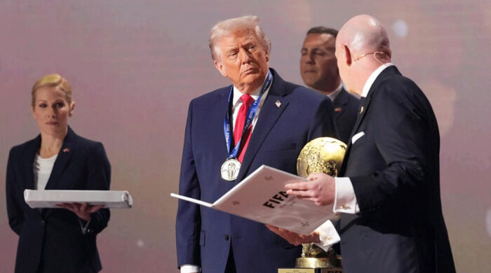 ট্রাম্পকে শান্তি পুরস্কার, বিতর্কে মুখ খুললেন ফিফা সভাপতি