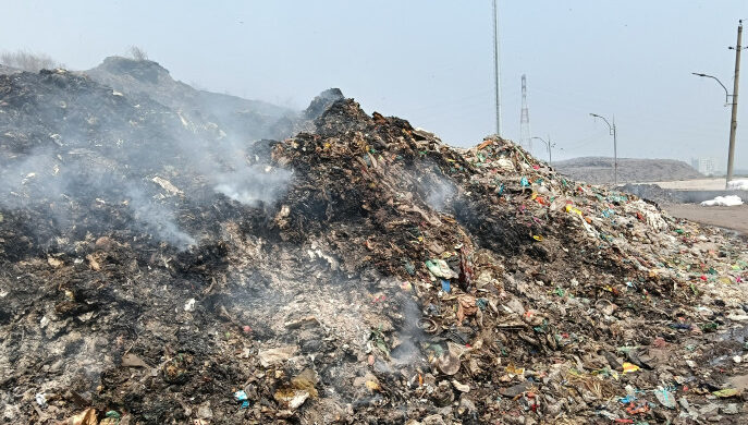 জ্বলছে ঢাকা দক্ষিণের সবচেয়ে বড় ময়লার ভাগাড়