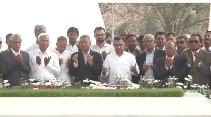 প্রধানমন্ত্রীর শহীদদের শ্রদ্ধা