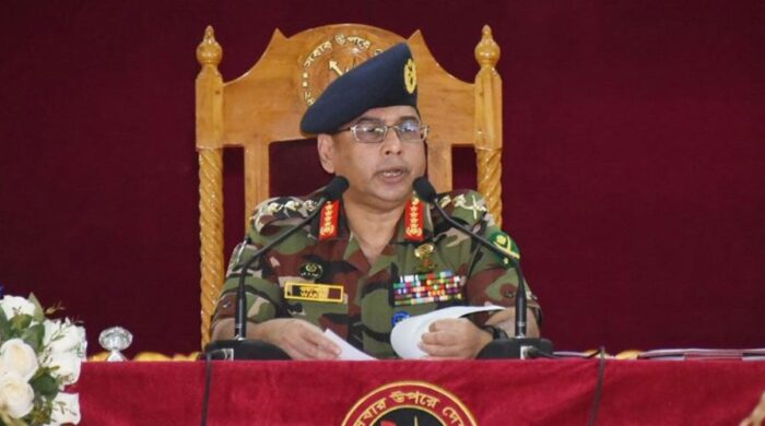 সেনাপ্রধান জেনারেল ওয়াকার-উজ-জামান ভোট প্রদান করলেন