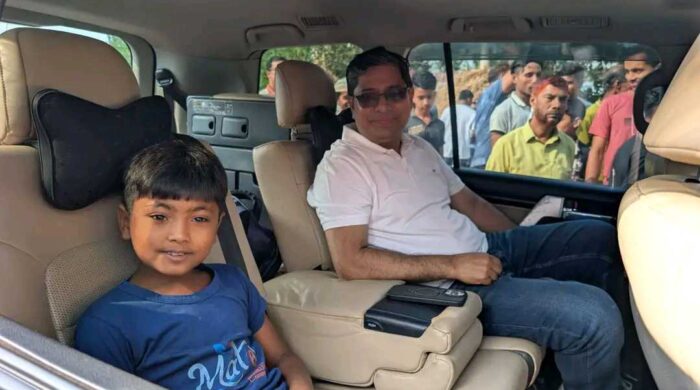 শিশু আতিকুর প্রতিমন্ত্রীর গাড়ি ভ্রমণ