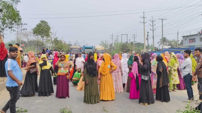 ভালুকায় শ্রমিক বিক্ষোভ মহাসড়ক অবরোধ