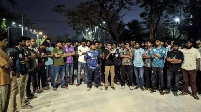 খুবি শিক্ষার্থী নিহতের ঘটনায় গভীর রাতে মানববন্ধন