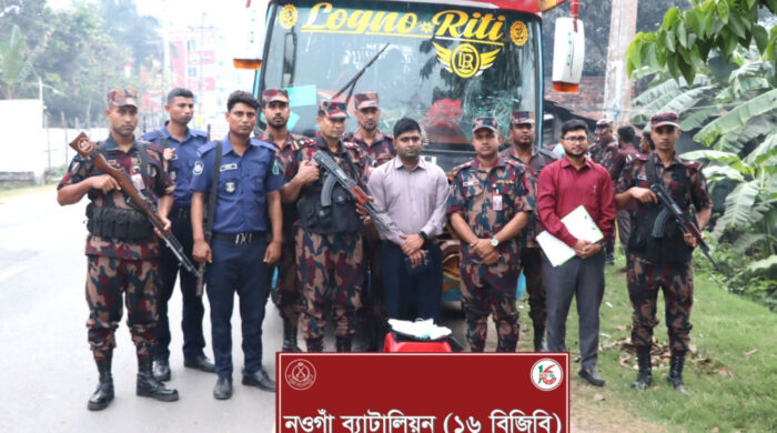 নওগাঁ বাসে আইস মাদক উদ্ধার