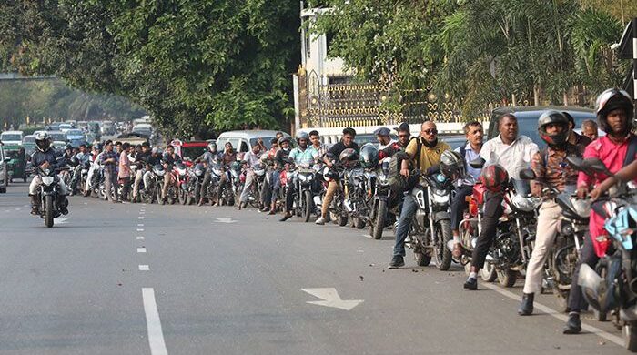 রাজধানীতে জ্বালানি তেলের সংকটে দীর্ঘ লাইনে