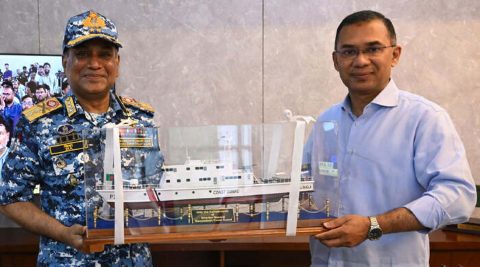 প্রধানমন্ত্রীর সঙ্গে কোস্টগার্ড সাক্ষাৎ