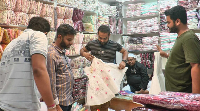 দেওভোগে ঈদে পোশাক বিক্রির ঢল, সারা দেশে যাচ্ছে পণ্য