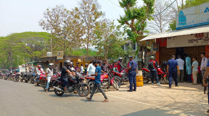 রাঙ্গামাটিতে অকটেন সংকটে ১ কিমি মোটরসাইকেলের লাইন