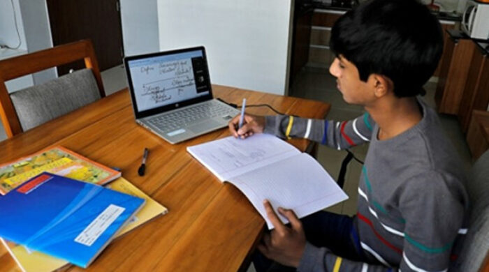 শিক্ষাপ্রতিষ্ঠানে চালু হতে পারে আংশিক অনলাইন ক্লাস