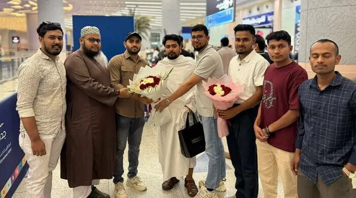 নাহিদ ইসলাম পবিত্র ওমরাহ পালন করতে সৌদিতে পৌঁছেছেন