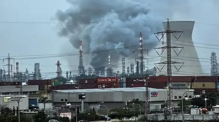 ইরানের ক্ষেপণাস্ত্রে ইসরায়েলের তেল স্থাপনায় আগুন