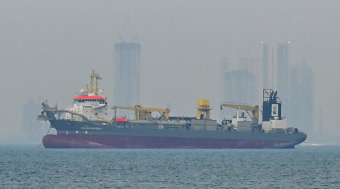 হরমুজ প্রণালিতে জাহাজে ক্ষেপণাস্ত্র হামলা