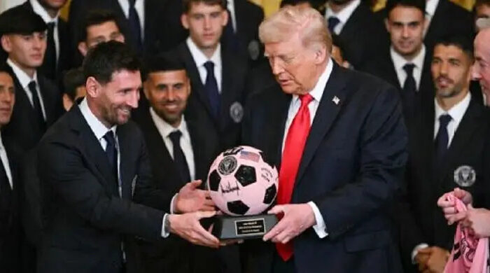 প্রথমবার হোয়াইট হাউজে মেসি, ট্রাম্পকে দিলেন স্বাক্ষরিত ফুটবল