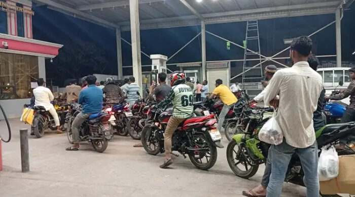 তেল আতঙ্কে পাবনার পাম্পে বাইকারদের দীর্ঘ সারি