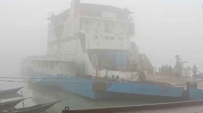 ঘন কুয়াশায় দৌলতদিয়া-পাটুরিয়া রুটে ফেরি চলাচল বন্ধ
