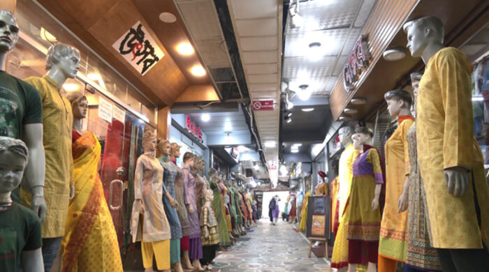 রাজধানীর শপিংমলে ঈদের কেনাকাটায় জমজমাট ভিড়