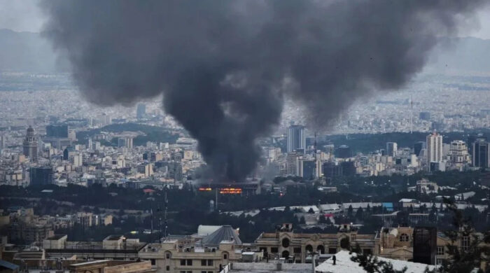 তেহরানে ইসরায়েলি বিমান হামলায় বিস্ফোরণের তীব্র শব্দ