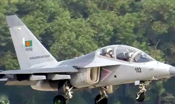 যশোরে যান্ত্রিক ত্রুটি, প্রশিক্ষণ বিমানের জরুরি অবতরণ