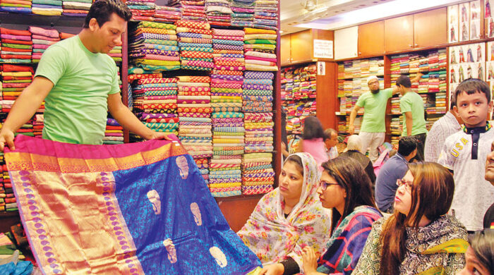 ঈদ বাজার কেনাকাটার ধুম