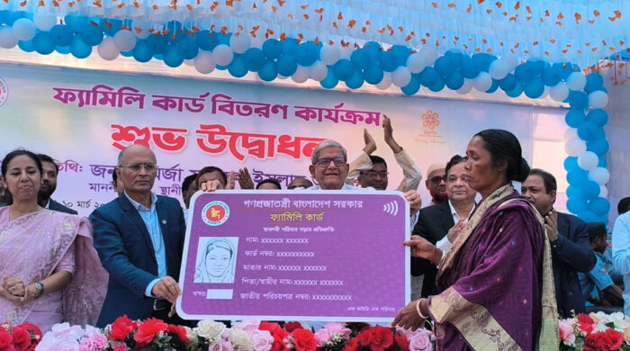 ফ্যামিলি কার্ড বিতরণ মির্জা ফখরুল