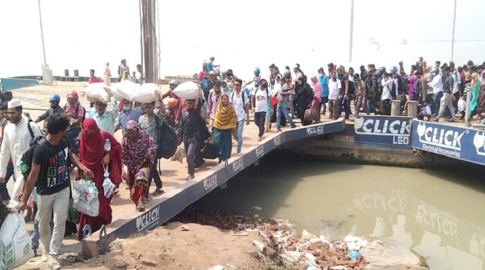 দৌলতদিয়া ফেরীঘাটে ঢাকামুখী যাত্রীদের উপচে পড়া ভিড়