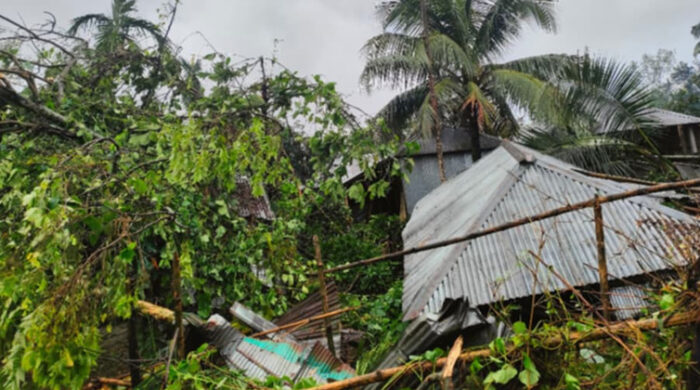 গাইবান্ধায় আকস্মিক ঝড়ে ৫ শতাধিক ঘর লন্ডভন্ড