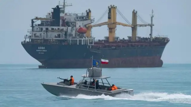 দুবাই বন্দরে ইরানি হামলায় জ্বালানি জাহাজে আগুন ধরে যায়, তেল ছড়ানোর শঙ্কা সৃষ্টি হয়, ক্রুদের নিরাপদে উদ্ধার করা হয়েছে।