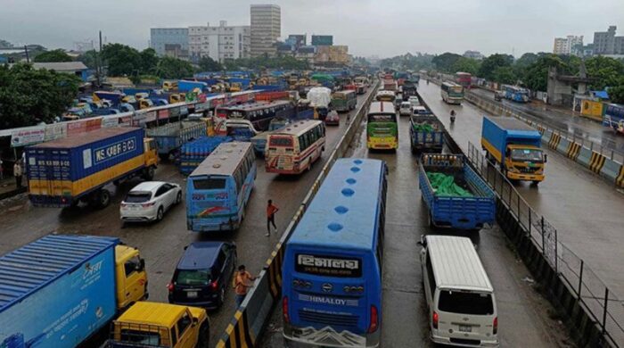 ঢাকা-চট্টগ্রাম মহাসড়কে দীর্ঘ যানজট