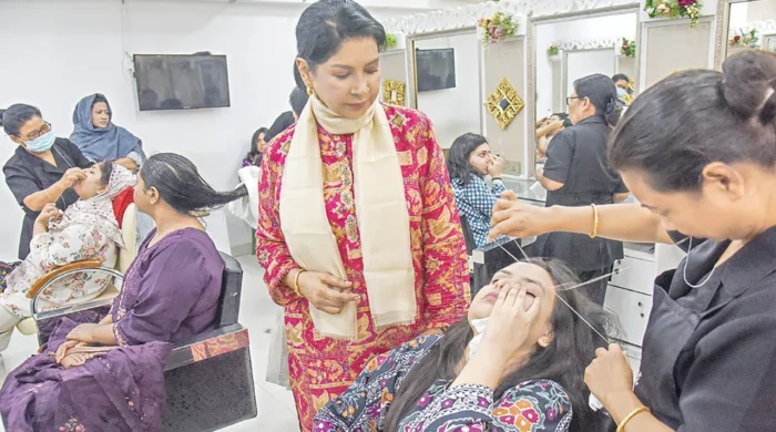 পার্লারে নারীদের ভিড়