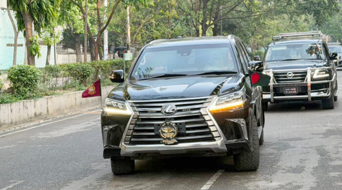 প্রধানমন্ত্রী গাড়িতে জাতীয় পতাকা