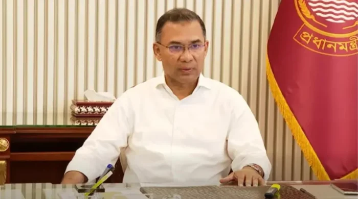 বিমানবন্দরে আটকা যাত্রীদের খোঁজখবর