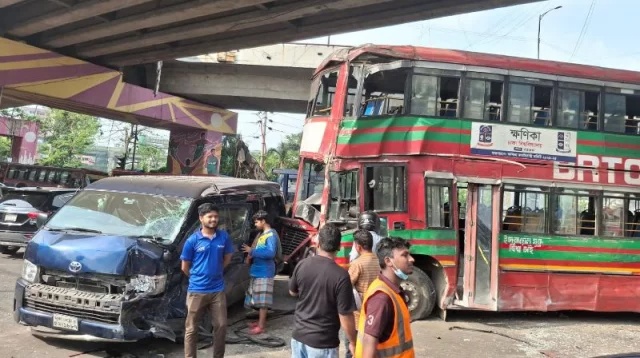 রাজধানীতে ঢাবির বাস দুর্ঘটনায় আহত একাধিক শিক্ষার্থী