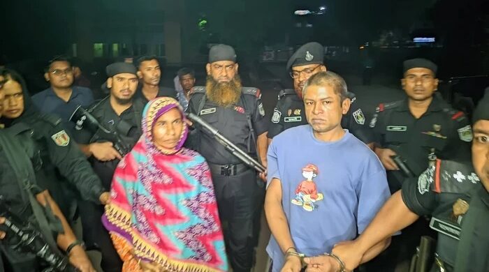 রাজধানীতে মায়ের সামনেই কলেজছাত্রী মেয়েকে কুপিয়ে হত্যা