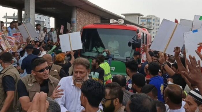 টঙ্গীতে প্রধানমন্ত্রীর গাড়িবহর ঘিরে বিএনপির বিক্ষোভ