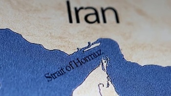 যুক্তরাষ্ট্রের নিষেধাজ্ঞা উপেক্ষা করে হরমুজ প্রণালি পার হলো চীনের জাহাজ