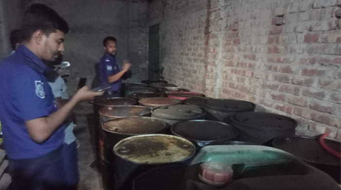 নেত্রকোনায় অবৈধভাবে মজুত ৪ হাজার ৩০০ লিটার ডিজেল জব্দ, ব্যবসায়ীকে ২০ হাজার টাকা জরিমানা, জেলা প্রশাসনের কঠোর পদক্ষেপ অব্যাহত।