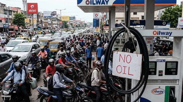 পেট্রোল পাম্পে দীর্ঘ লাইনের ফাইল ছবি