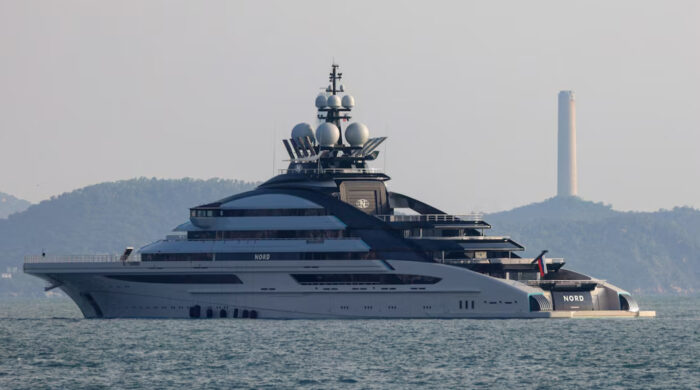 অবরোধের মধ্যেও হরমুজ পার হয়ে গেল রুশ সুপারইয়ট