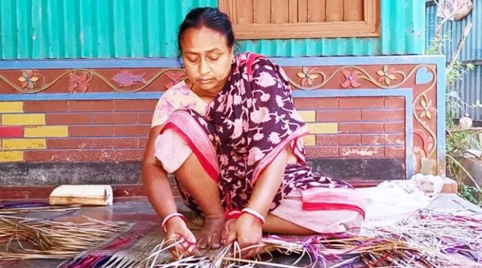 শীতলপাটি বুননে বছরের স্বপ্ন আঁকে তারা