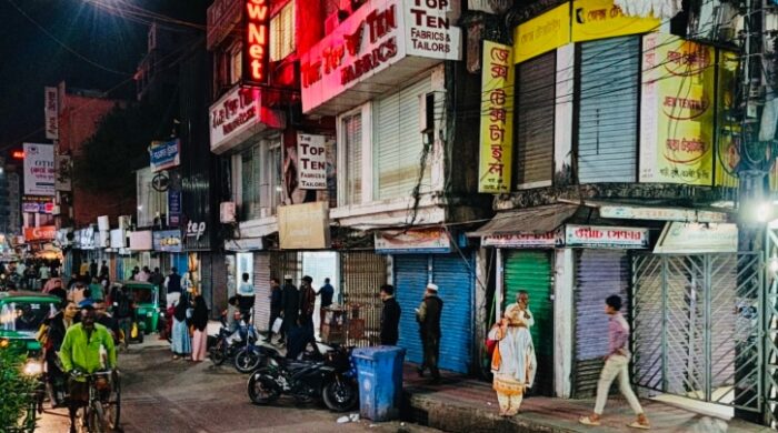 দোকান-মল রাত ৮টা বন্ধ
