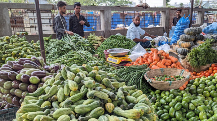 নিত্যপণ্যের বাজারে দাম বাড়ায় চাপে মধ্যবিত্তরা। খাদ্য, জ্বালানি ও পরিবহন ব্যয় বৃদ্ধিতে জীবনযাত্রায় তৈরি হয়েছে নতুন সংকট ও উদ্বেগ।