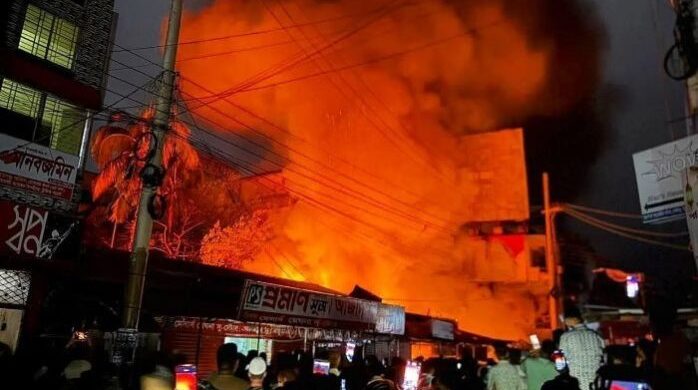 চান্দিনার বাজারে আগুন, ৮ দোকান পুড়ে নিঃস্ব ব্যবসায়ী