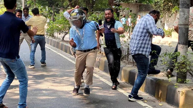 চবিতে হামলা, সাংবাদিকের হাত ভাঙা—গ্রেফতার ২