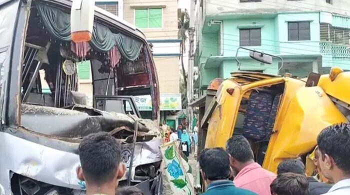 বাস ও ট্রাকের সংঘর্ষে প্রাণ গেল দুইজনের